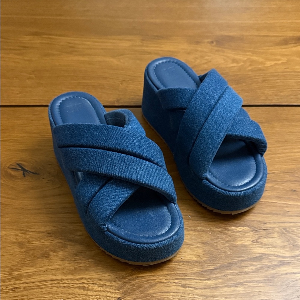 Stylish Blue Women’s Crisscross Platform Sandals